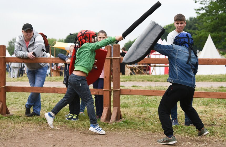 Групповые схватки верхом. Как завершился фестиваль "Времена и эпохи" в "Коломенском" 14 фото