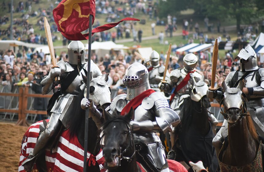 Групповые схватки верхом. Как завершился фестиваль "Времена и эпохи" в "Коломенском" 17 фото