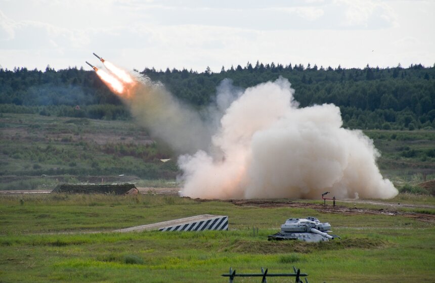 В рамках выставки зрители могли наблюдать показательные выступления боевых машин и пилотажных групп – и дыхание захватывало, и уши закладывало.