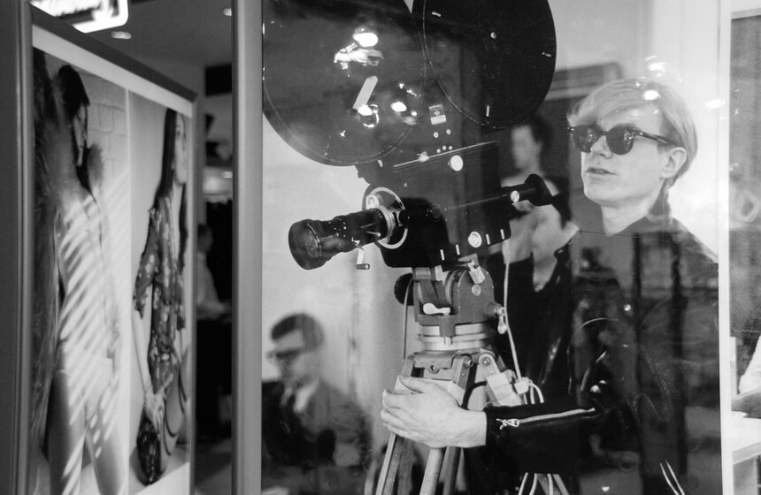 В ТЦ "Охотный Ряд" проходит фотовыставка "Мода во времени" 4 фото