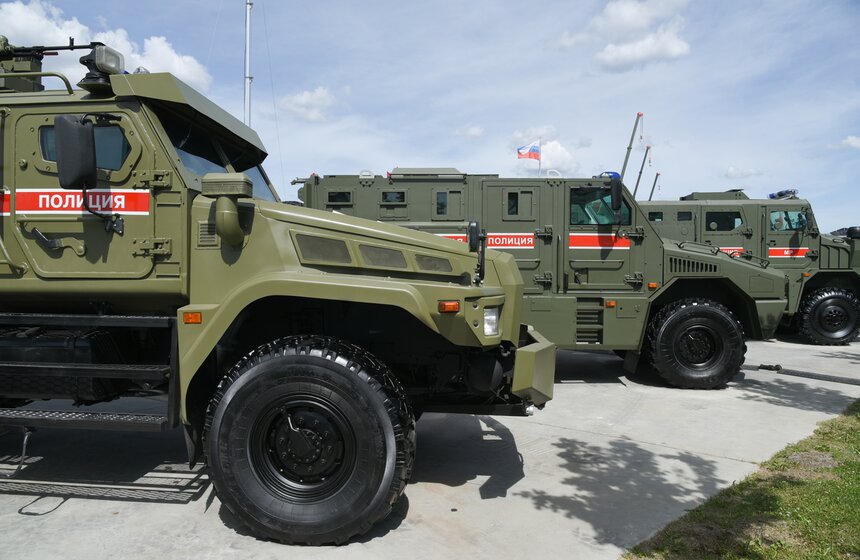 Бронеавтомобиль "Федерал-М" способен защитить жизнь экипажа и перевозимых бойцов за счет использования объемно-дифференцированной бронекапсулы 5-го или 6-го класса защиты