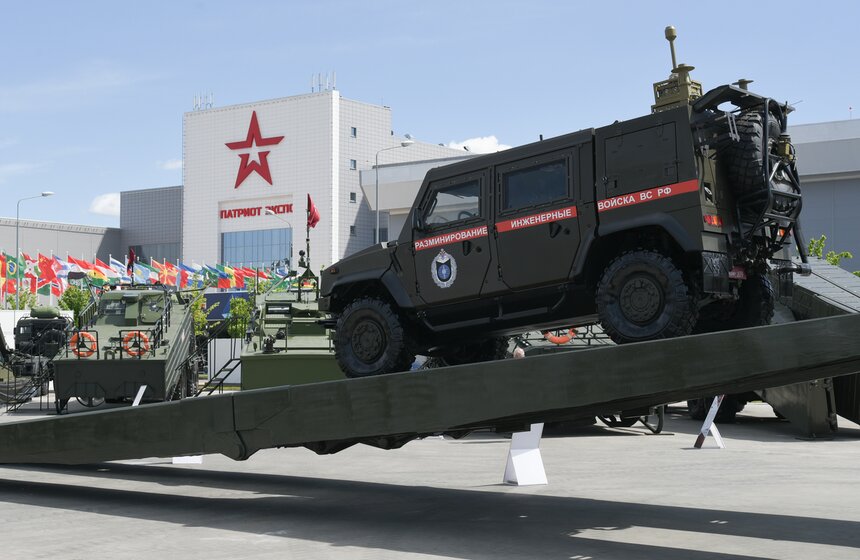 Инженерная техника на выставке представлена машиной радиационной, химической и биологической защиты РХМ-8, автомобилем "Патруль" с легким минным тралом, многофункциональными робототехническими комплексами
