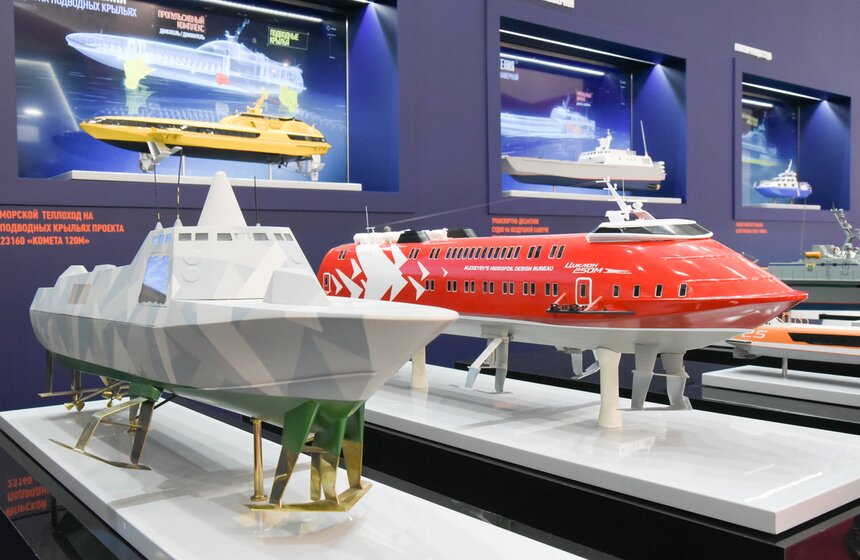 Также можно увидеть ряд надводных кораблей и катеров различных классов