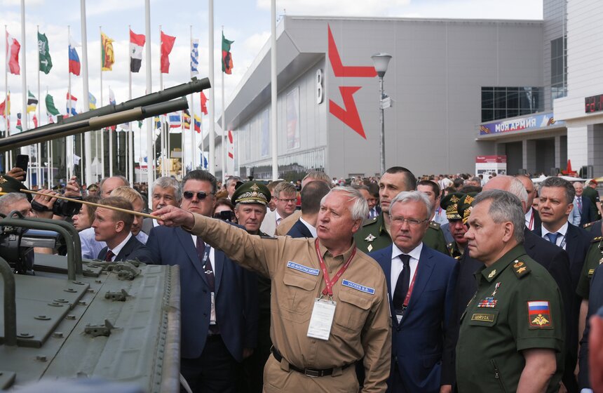 Глава Минобороны внимательно осмотрел каждый стенд и уделил внимание всем экспонатам