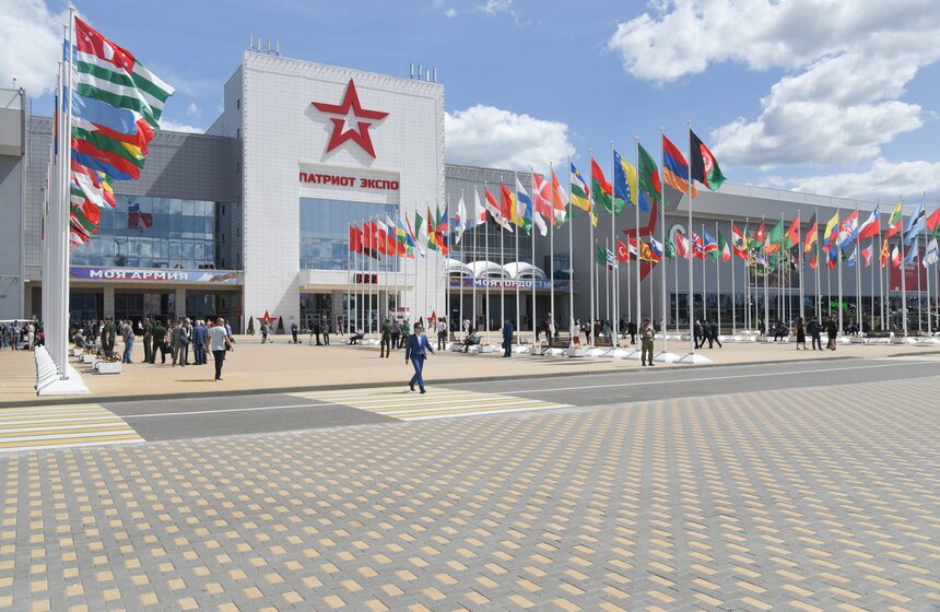 В первом дне Международного военно-технического форума "Армия-2019" приняли участие 49 422 человека. Среди них представители оборонно-промышленного комплекса, ученые, разработчики и испытатели новейших образцов вооружения, представители государственного заказчика и военные эксперты