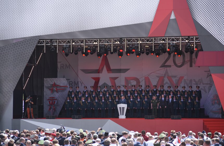 Выставка сформирована под эгидой Военного инновационного технополиса "ЭРА" с привлечением военных и гражданских вузов, научно-исследовательских организаций, научных рот и предприятий промышленности