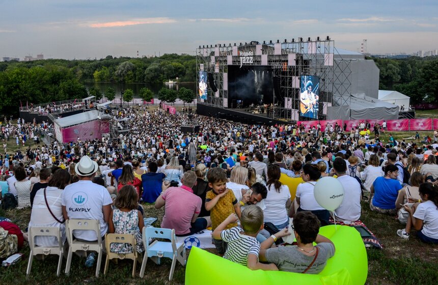 22 и 23 июня один из крупнейших оупен-эйров – музыкальный фестиваль "Усадьба Jazz" – впервые прошел в Коломенском. Посетителей ожидала не только новая площадка, но и кардинальная смена имиджа и множество самых разных, в том числе музыкальных, сюрпризов. На главной сцене выступили "Сплин", Иван Дорн и Black Eyed Peas. Всего за два дня музыкальный фестиваль посетили 45 тысяч человек.