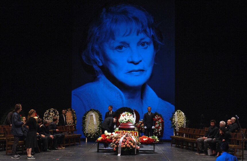 27 июня в Московском художественном театре состоялось прощание с народной артисткой РСФСР Аллой Покровской. В театр пришли десятки поклонников, ее коллеги и ученики, общественные и культурные деятели, в том числе Владимир Машков, Владимир Урин, Игорь Золотовицкий, Кирилл Серебренников, Евгений Миронов и другие. Актриса умерла 25 июня на 82 году жизни от сепсиса.