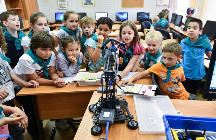 В Москве продолжается первый этап проекта для школьников "Московская смена". В программу входит посещение музеев, парков, достопримечательностей города, специальные экскурсии и мастер-классы. Кроме того, в течение дня детям положено трехразовое питание – все как на курорте.