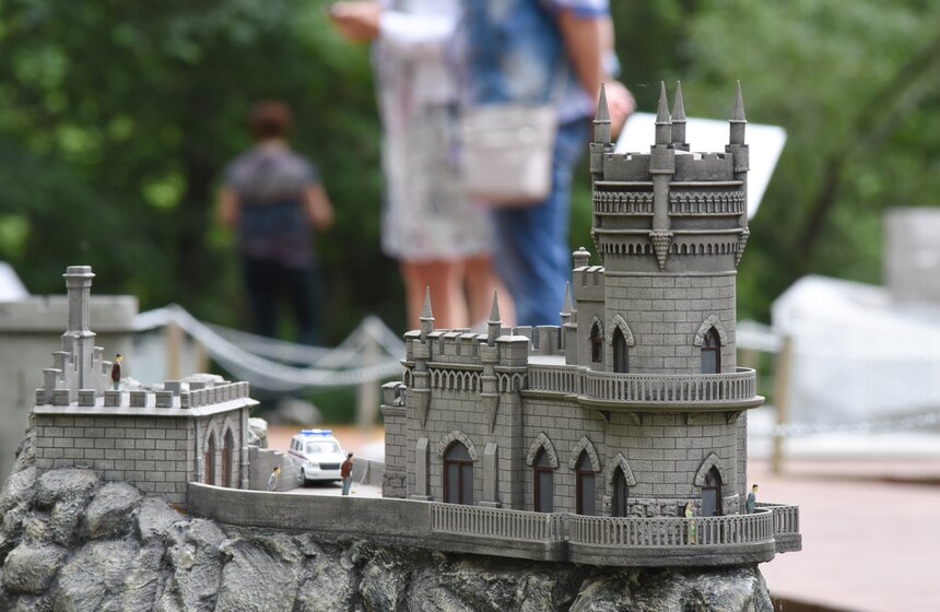 25 июня в парке "Царицыно" открылась уникальная выставка "Россия в миниатюре". Там были представлены макеты, выполненные в масштабе 1:50, – от Московского Кремля до моста на острове Русский во Владивостоке. Гости могли также увидеть миниатюру памятника "Родина-мать зовет!", Казанского кафедрального собора, космодрома Восточный, Ласточкина гнезда и не только.