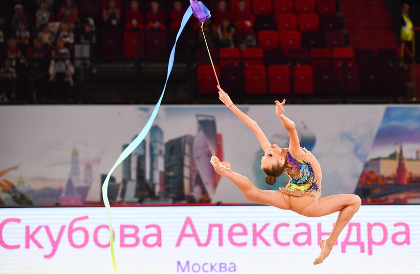 27 июня  начался чемпионат России по художественной гимнастике в недавно открывшемся Дворце спорта имени Ирины Винер-Усмановой в "Лужниках". В первый день соревнований состоялась квалификация в индивидуальном многоборье – гимнастки показали номера с обручем и мячом. Во второй день лучших определили среди виртуозок ленты и булавы.