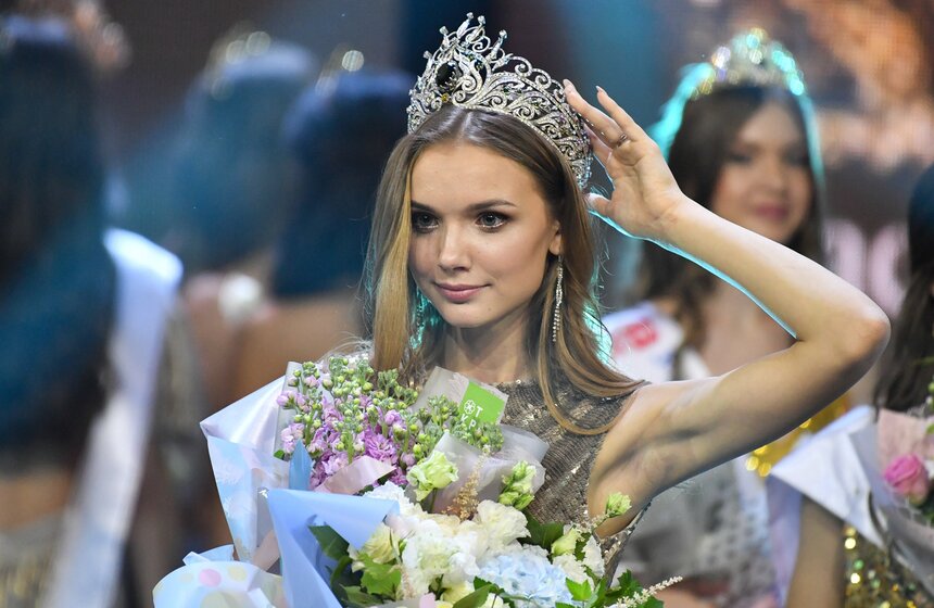 27 июня в концертном зале Vegas City Hall состоялся финал конкурса красоты и талантов "Краса России". Всего за корону боролись 48 девушек со всей страны. Участницы продемонстрировали свои таланты от танцев на шпильках до дефиле в бикини и умения держать ответ в интеллектуальной схватке с ведущим. В итоге титул "Краса России – 2019" взяла 17-летняя Анна Бакшеева из Читы. Первой же вице-мисс стала Кристина Бугаевская, а второй – Наталья Федорова.