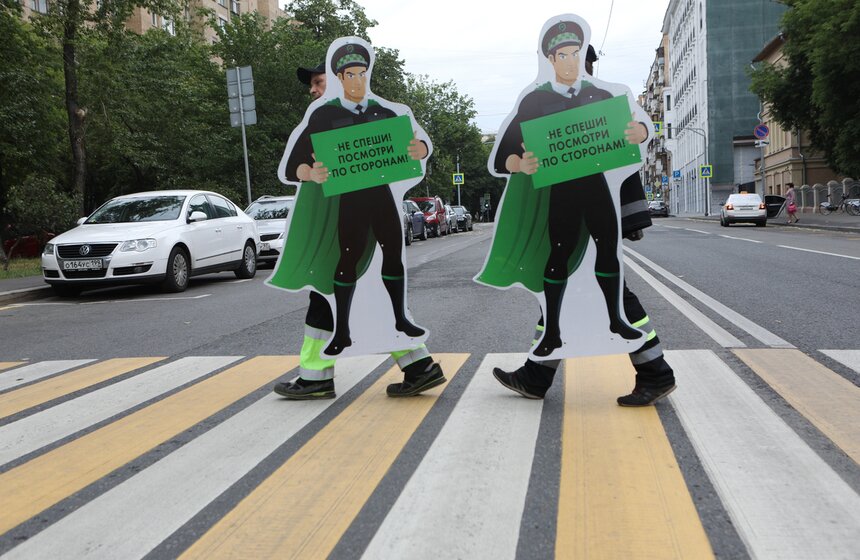 27 июня на двух аварийно опасных переходах установили предупреждающие фигуры для пешеходов с надписью: "Не спеши! Посмотри по сторонам!". Фигуры должны привлечь внимание пешеходов к собственной безопасности. Спустя несколько месяцев их планируют переставить и на другие улицы.