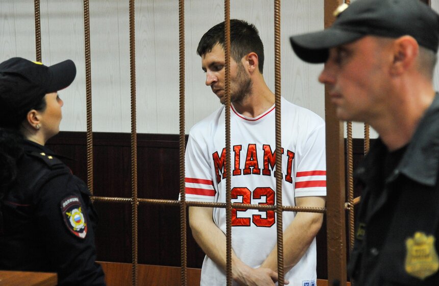 Также 26 июня Таганский суд арестовал на два месяца предполагаемого серийного отравителя Мурата Сабанова. По версии следствия, подозреваемый знакомился с прохожими в центре столицы, втирался в доверие, а затем угощал неизвестным напитком. Отпив его, жертвы теряли сознание, после чего злоумышленник их обворовывал. Против Сабанова уже возбуждено семь уголовных дел. Свою вину он признал частично, взяв на себя лишь три эпизода хищения.