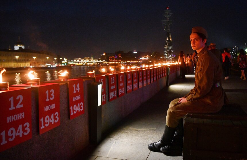 Акция также состоялась на Крымской набережной в парке "Музеон". Там 1 418 свечей выложили в единую "Линию памяти".