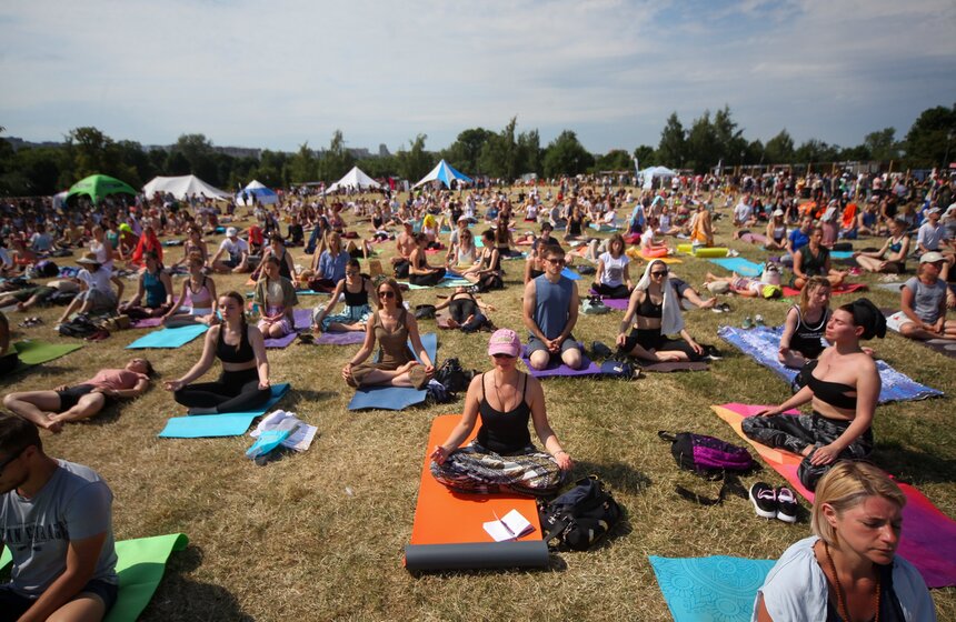 В "Царицыно" 23 июня также состоялся благотворительный Международный день йоги в России. Празднование началось с массового выполнения одной из самых известных в мире последовательностей оздоровительных упражнений "Сурья-намаскара" – "Приветствие солнцу", после чего в музее-заповеднике открылось более пятидесяти площадок с бесплатными занятиями и лекциями на темы здорового образа жизни, красоты, правильного питания и саморазвития.