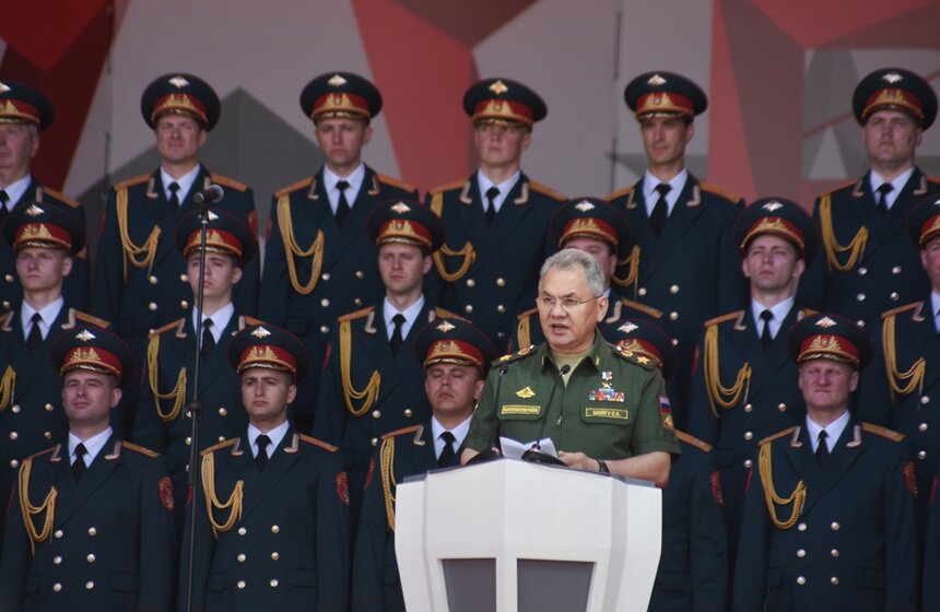 25 июня в подмосковном парке "Патриот" открылся форум "Армия-2019". В этом году более 1,3 тысячи предприятий привезли сюда 27 тысяч новинок. В открытую экспозицию включили также зенитно-ракетный комплекс С-400, новейший ударный вертолет Ми-28НМ, первую ракету "Тополь-М" и другую военную технику.