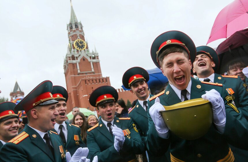29 июня на Красной площади состоялся торжественный выпуск курсантов, студентов и слушателей вузов МЧС России. В центре Москвы собралось около тысячи выпускников Академии гражданской защиты и Академии государственной противопожарной службы МЧС. Дипломы с отличием получили более 200 человек, 28 выпускникам вручили золотые медали "За особые заслуги в учении".
