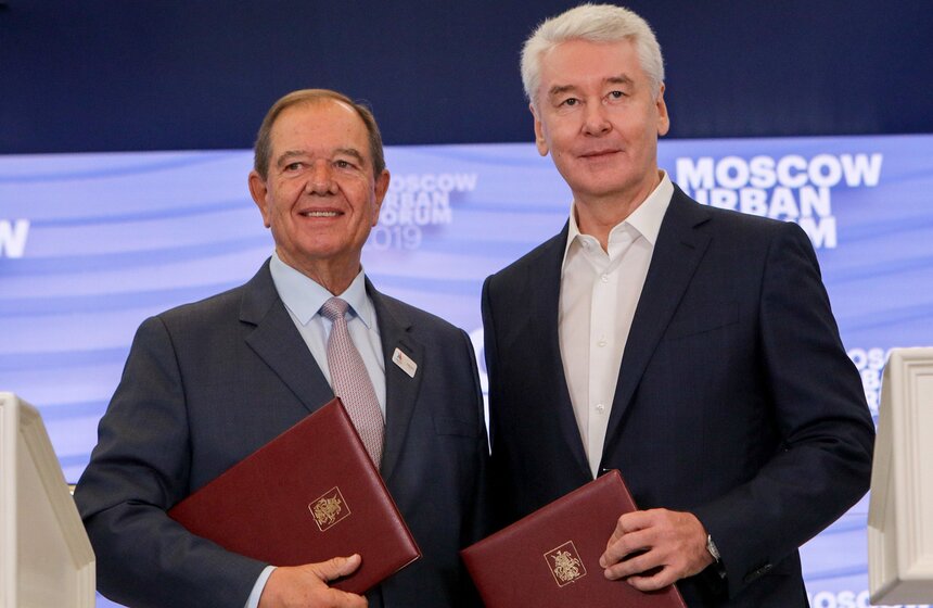 В рамках урбанфорума Сергей Собянин и президент метрополии "Большого Парижа" Патрик Олье подписали программу сотрудничества на 2019–2021 годы. Она предусматривает обмен опытом, знаниями и информацией в предпринимательстве и торговле, градостроительстве, экологии, культуре, цифровом развитии и других направлениях.