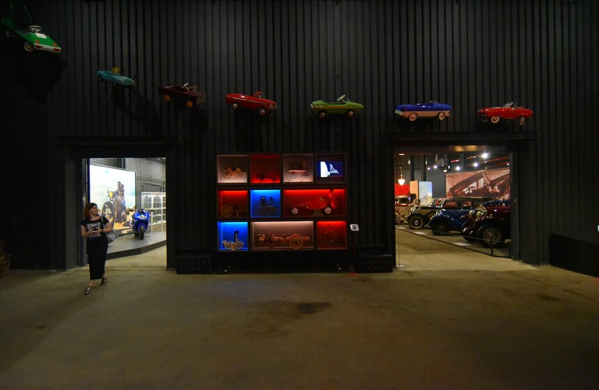 Пространство музея включает как выставочную часть, так и коворкинг, лекторий, мастерскую авто-конструирования, моделирования и рисования для детей и взрослых.