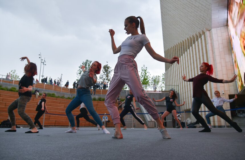 В рамках мероприятия прошли занятия йогой и танцами.