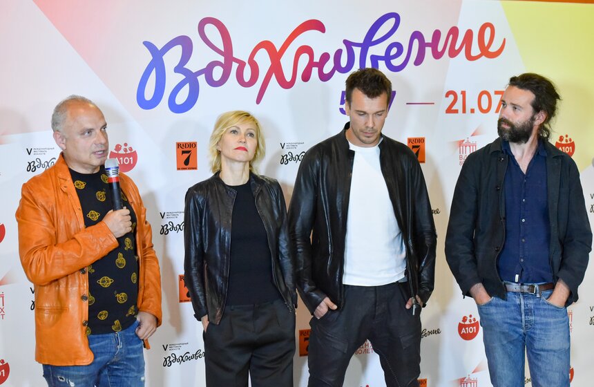 Ингеборга Дапкунайте рассказала, что фестиваль проводится именно на ВДНХ, поскольку павильоны открывают "невероятные возможности пространства". "Я убеждена, что театр может происходить везде, потому что это театр", - сказала она.