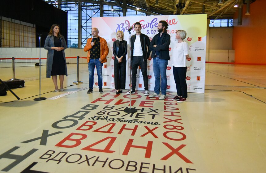 Гости фестиваля смогут увидеть перформансы и инсталляции современных российских и зарубежных художников, например, посвященную дружбе народов инсталляцию знаменитого на весь мир французского архитектора Оливье Гросстета.