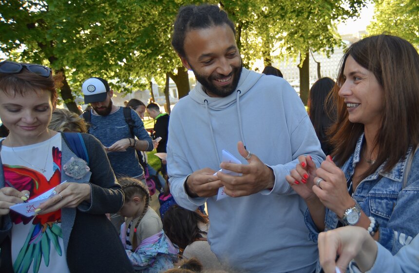 Надписи же на кораблики наносили фломастерами на водной основе, чтобы не вредить водоему
