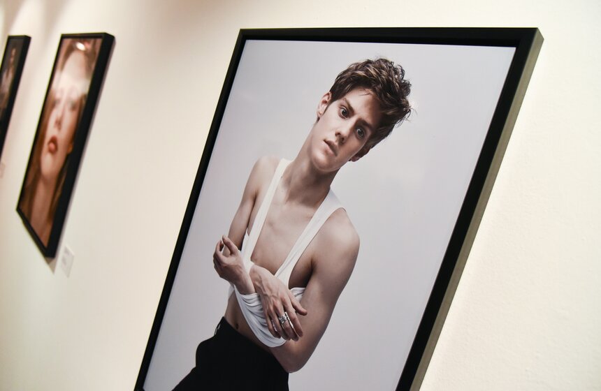 В Москве открылась выставка звездных портретов Данила Головкина 3 фото