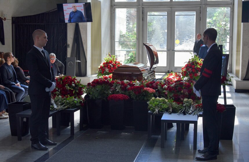 Под аплодисменты. В столице простились с Сергеем Доренко 13 фото