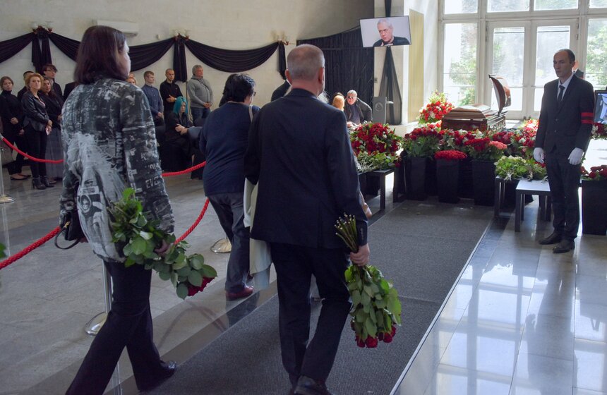 Под аплодисменты. В столице простились с Сергеем Доренко 15 фото