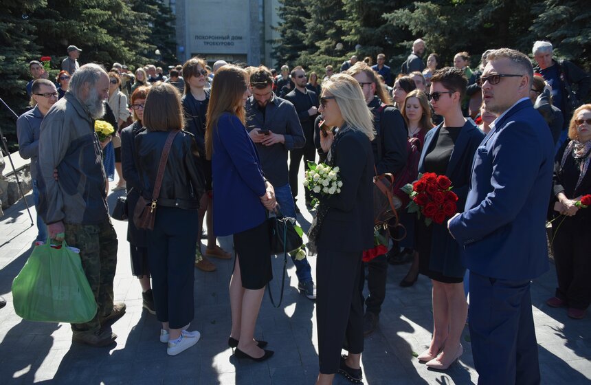 Под аплодисменты. В столице простились с Сергеем Доренко 8 фото