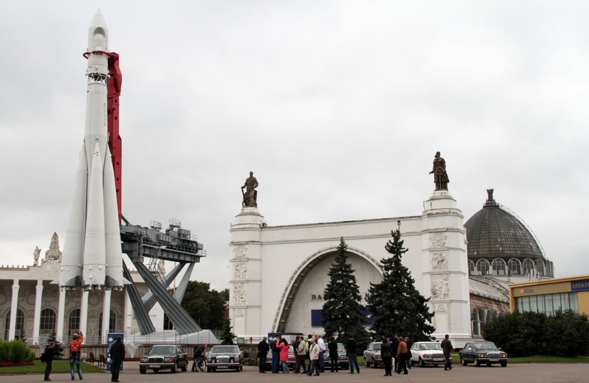 На ВВЦ состоялся парад коллекционных автомобилей Mercedes-Benz 11 фото