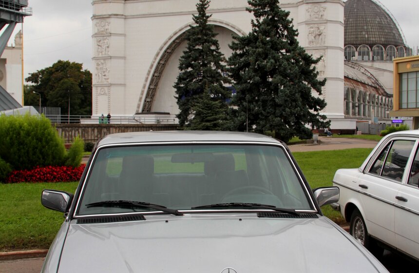 На ВВЦ состоялся парад коллекционных автомобилей Mercedes-Benz 10 фото