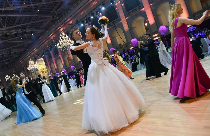 Дебютантка Ксения учится на факультете журналистики МГУ, успешные студенты которого были приглашены к участию в Венском бале. Но правила отбора для них были такими же строгими, как у всех. "Для меня бал – замечательная возможность приобрести новые знакомства, научиться танцевать такие танцы, как кадриль, венский вальс, ча-ча-ча. Ощущаю себя героиней очень важного события, ведь возможность дебютировать представляется только один раз. Это большая ответственность, не хочется ударить в грязь лицом", – говорит она.