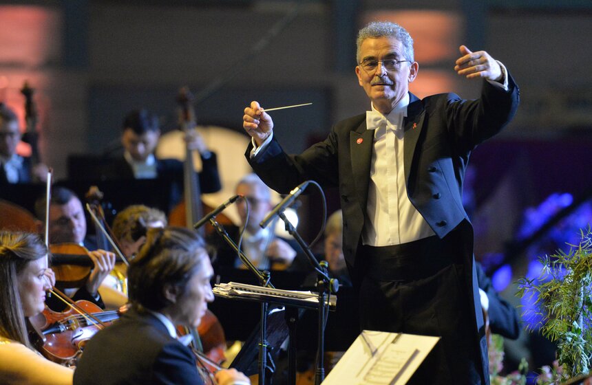 Но шелест пышных платьев и стук каблуков мгновенно стихал, когда на сцену выходили солисты для исполнения арий, романсов и других известных музыкальных произведений.