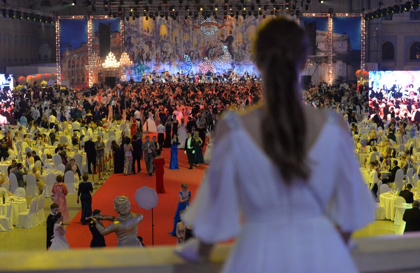 Бал продолжался до пяти утра. После чего гости сели в свои "кареты" и разъехались по домам, наслаждаясь первыми лучами московского утра.