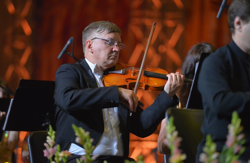Танцевальная программа продолжилась в сопровождении военного оркестра Нижней Австрии, исполнявшего фокстроты, румбы, танго и ча-ча-ча. Также гостей порадовали композиции в исполнении оркестра "Данс-Лэнд" имени Семена Мильштейна.