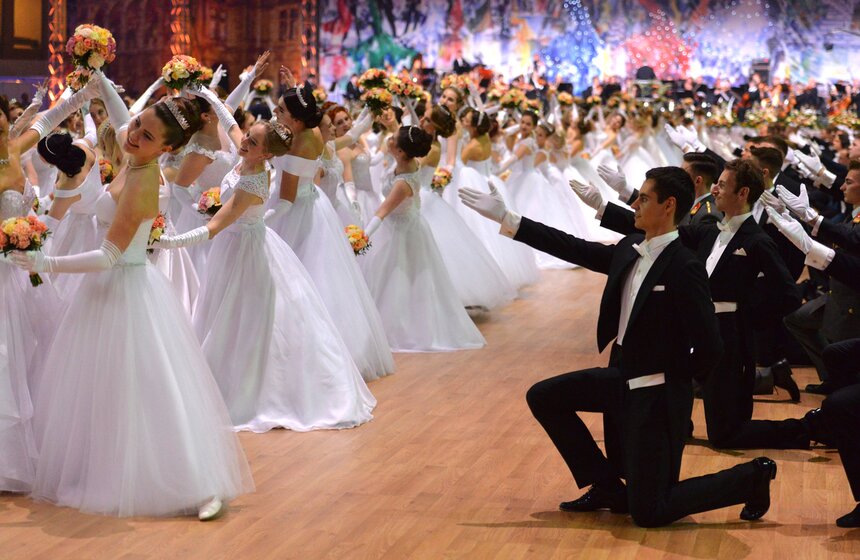 Открытие бала гости смотрели, затаив дыхание. Вряд ли где-то еще в столице можно увидеть такую концентрацию красоты и элегантности в одном месте! Словно парад невест, девушки сияли в белоснежных платьях, а подтянутые юноши вдохновленно смотрели на своих партнерш, очарованные их красотой.