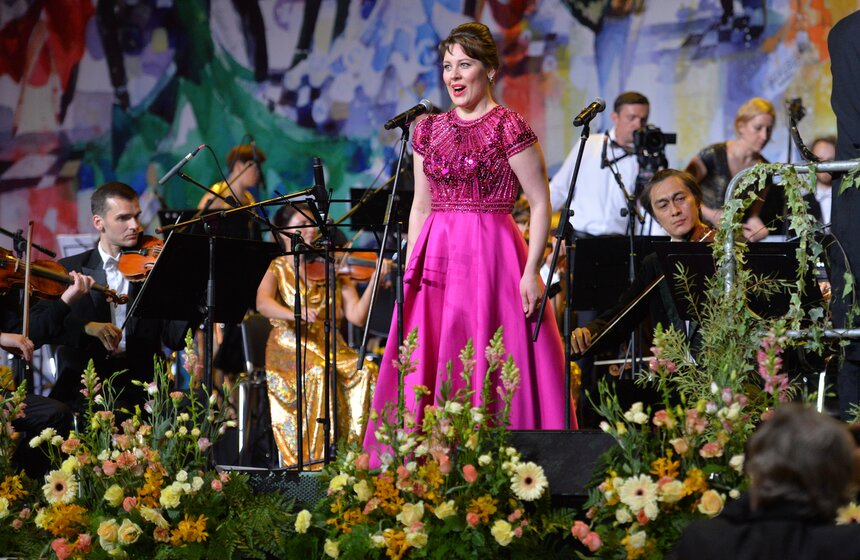 Солистка Венской государственной оперы, Московского музыкального театра имени Станиславского и Немировича-Данченко Елена Гусева и солист Венской государственной оперы Цзиньсюй Сяхоу исполнили такие произведения, как ария Герцога из оперы "Риголетто", ария Мими из оперы "Богема", "Поцелуй" (Il Bacio) и другие.