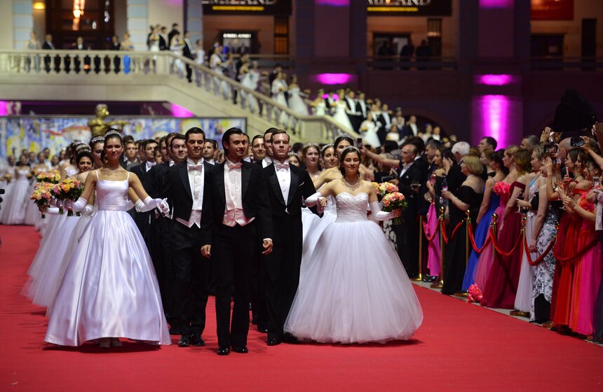 По традиции бал открыли 120 пар дебютантов. Право номинироваться на роль дебютантов есть у незамужних девушек от 16 до 23 лет и неженатых молодых людей от 18 до 28 лет. Причем девушки могут выступить на балу в качестве дебютанток только один раз, а парни – целых три.