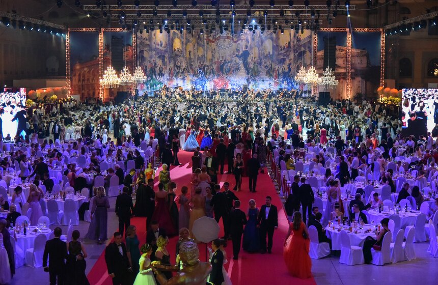 А ровно в полночь произошла настоящая феерия! Почти все участники бала вышли на паркет и станцевали русскую кадриль. Казалось, пол просто проломится от стучания каблуков и прыжков разрумянившихся дам и вспотевших от плясок кавалеров. В этом году был установлен рекорд московского Венского бала – гости танцевали кадриль восемь раз подряд.