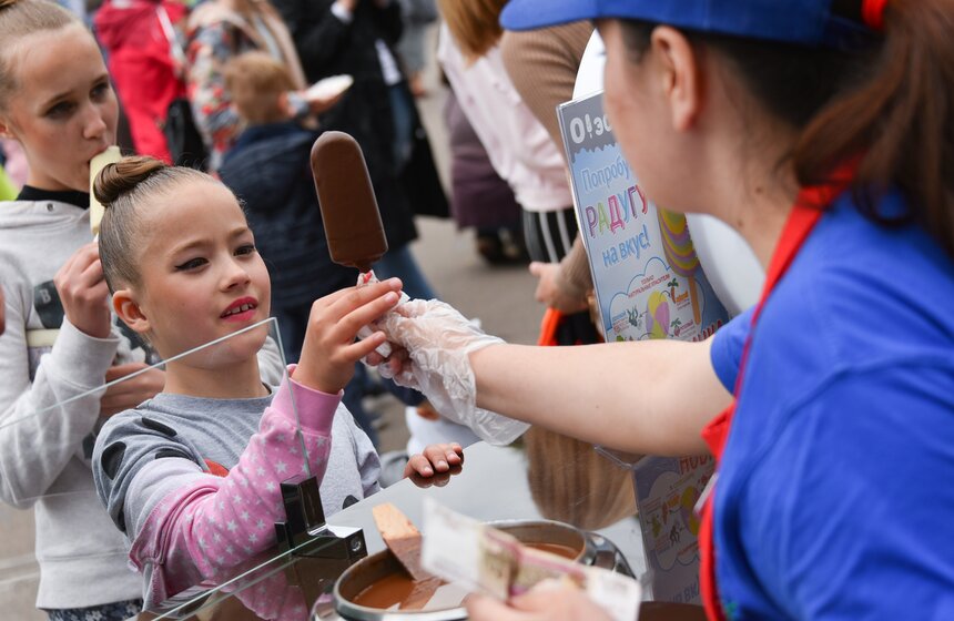На празднике представили как необычные новинки, так и традиционные сорта мороженого: пломбир, сливочное, йогуртное, творожное, веганское