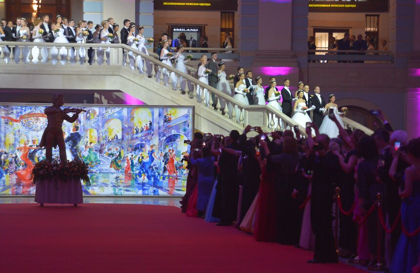 В этом году благотворительный Венский бал посвятили объявленному в России Году театра. Гости из разных городов и стран собрались в эту волшебную ночь в самом большом столичном зале – Гостином дворе, и под звуки симфонического оркестра Москвы "Русская филармония" сказка началась.