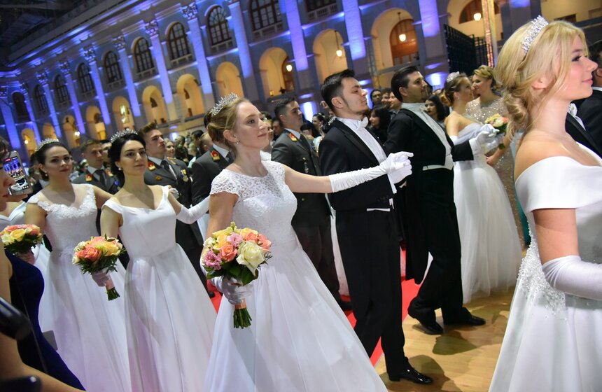 Для того чтобы стать дебютантами бала, молодые люди прошли собеседование с членами Бального Комитета. Также до приглашения на собеседование необходимо было написать эссе о себе и своих увлечениях, отметив владение иностранными языками, танцевальные навыки, спортивные достижения и опыт участия в крупных общественных мероприятиях.