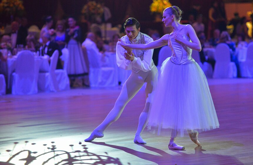 Красотой и талантом порадовали публику не только начинающие танцоры, но и профессионалы. С чувственным номером на паркете выступили премьеры балета Венской государственной оперы – Ольга Есина и Якоб Файферлик.