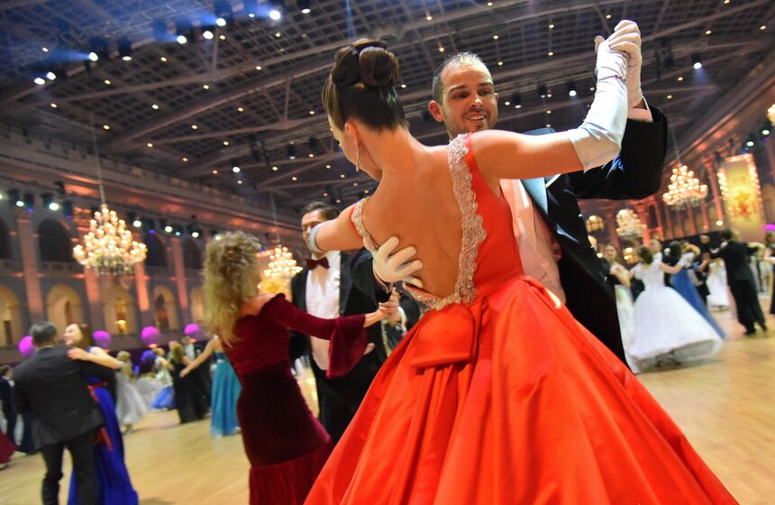 Гости тоже ожидали своего звездного часа, и когда прозвучала знаменитая фраза Alles Walzer! ("Вальсируют все!"), паркет заполнился элегантными мужчинами, ведущими под руку дам в самых невероятных и сногсшибательных нарядах.