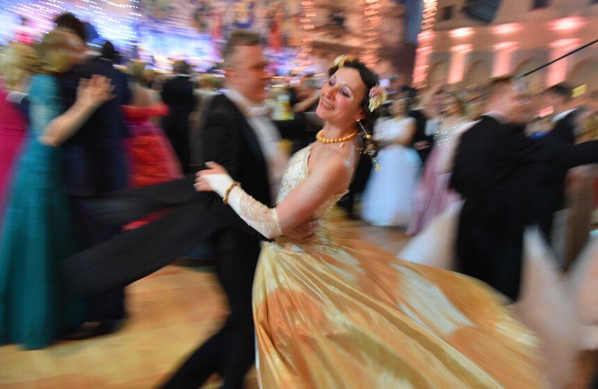 Гости бала кружились в танце под звуки великолепного вальса Иоганна Штрауса "На прекрасном голубом Дунае".