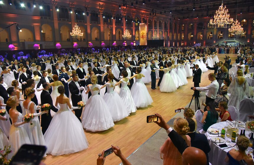 Если раньше девушки и юноши приходили на балы, чтобы найти спутника жизни, то сейчас приходят с разными целями: одни хотят научиться танцевать, другие познают правила этикета и галантности, для третьих – это уникальный опыт почувствовать себя настоящими принцем или принцессой. Но за годы проведения балов здесь образовались и настоящие семейные союзы.