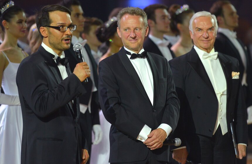 После торжественного выхода дебютантов прозвучали приветствия от президента парламента Вены Эрнста Воллега и генерального директора Венского бала Александра Смагина. Приветствие участникам бала от имени мэра Москвы зачитал руководитель департамента внешнеэкономических и международных связей Сергей Черемин. В сообщении говорилось, что именно в этот день, 25 мая, Австрия и весь мир отмечают 150-летие знаменитой Венской государственной оперы, чьи великолепные солисты являются частыми гостями Венских балов в Москве. Также было отмечено, что в этом году собранные средства будут направлены на благотворительность – в фонд "Артист", помогающий пожилым актерам театра и кино.